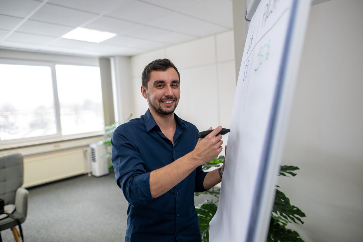 Alexander Seifried erklärt am Flipchart